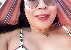 SAKURAYEN hace show caliente en amaca, toca su rico coño por encima de la ropa es muy excitante