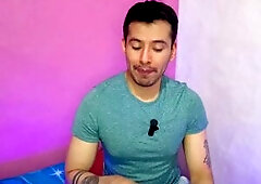 Futbolista hetero pone a que el joven mesero le haga sexo fellatio a su vergota en los baños publicos!