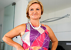 Busty hot granny fingering hairy vagina until squirting