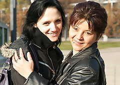 Hot Babe Doing A Naughty Mature Lesbian - MatureNL