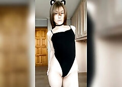 Marvelous floozy in cat suit shows her butt????