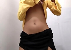 Indian Sexy Bhabhi Apni Chuchiyon Se Khelte Hue