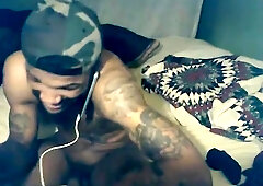 Ghetto thug in Memphis jerks off and nuts on bed