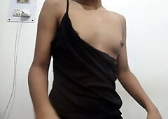 Naughty Filipina pleasuring her moist pussy with her fingers