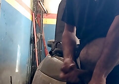 Mecânico se masturbando no trabalho