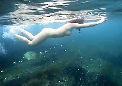 Wild amateur milf putting on fantastic underwater show
