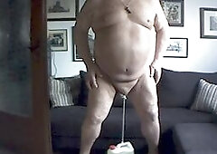 Willy Drecksträter testet  stark seine Eier sind