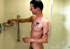 Solo session featuring a hunk getting himself off