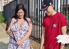 Embarazada cachonda se folla a escondidas a su vecino en las escaleras del edificio