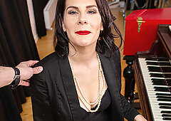 This mature pianoteacher loves taking it up her butt