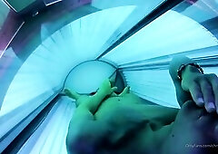 I get concupiscent during the time that I get tanned and I masturbate until I cum on my abs.