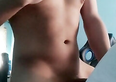 latino follando almohada