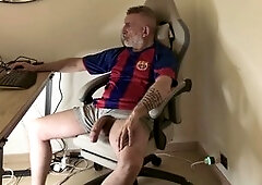 Mature daddy Itapapixxl having fun at the desk with his meaty big dick