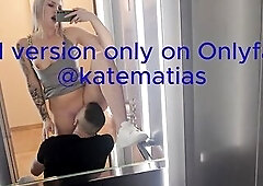 Zaproponował mi ruchanie w windzie a ja nie potrafiłam mu odmówić wylizał mi cipke i dobrze wyruchał