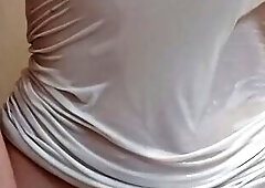 Sexy sotto la doccia ~ canottiera bagnata e grossi capezzoli duri