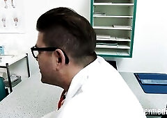 Da geh ich zum Arzt stud hat Schmerzen und denkt das einem da geholfen wird,da holt der Doc seinen Schwanz aus der Pantyhose.