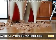 Crushing Corn Flakes! Miss Anastasia crushes with its cream-colored high heels a lot of brown flakes. The brown mush trampled on the ground then u nee