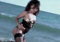 Yesenia Goth, professional gogo, is giving us a very pleasing demonstration of her excitator talents