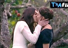 Hailee Steinfeld Lesbian Scene  in Dickinson