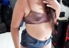 LA VECINA ME OFRECE SU MOTOCICLETA Y ME CONVENCE CON RICO SEXO PARA QUE SE LA COMPRE.