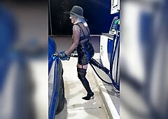 La troia fa vedere il sextoy nel culo dal benzinaio