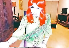 Tammysissy Masturbates with Urinate Games