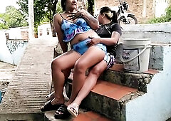 ya que no esta mi marido me follo a la vecina en la entrada de la casa