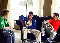 Young men go for blowjobs before fucking in a threesome