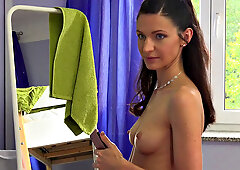 Brunette hottie in shorts gets cum-swapping & fucking in reverse cowgirl position