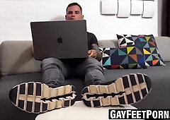 Archer Croft flaunts super-sexy figure and flawless soles