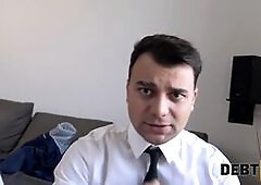 Un grosso debito è il motivo per cui la ragazza viene scopata in presenza dello sposo