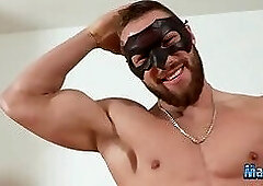 Muscled Guy Wanking and Cumming