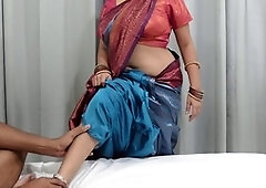 Sizzling Indian aunty with a giant ass removes her saree for some steamy action