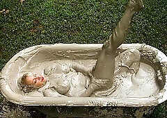 AMATEUR MILF OUTDOOR FUN