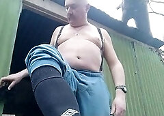 Chubby gay guy Pascal enjoys solo foot scent session outdoors