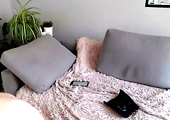Russian blonde gives a pantieless solo show full of flexibility and self-pleasure on webcam