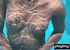 Naked ebony cougar fingers her hairy vagina