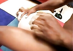 nina la belle et plantureuse older en action avec un noir