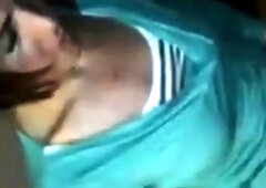 Deutsche Amateurin masturbiert im Stehen alleine