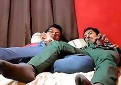 Novios se calientan al ver porno