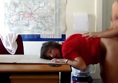 2 profs s envoient en l air dans la salle de classe