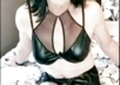 Saturday night handjob fun with crossdresser Juniperberi29