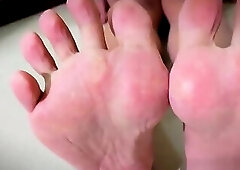 Satisfy your foot fetish - she wiggles her cute little toes for you