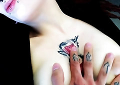 Schwanzgeile Piercing Schlampe