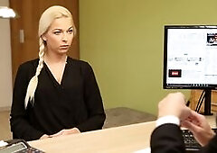 Blauäugiges Mädchen verdient Geld für Autos mit schmutziger Sex-Action