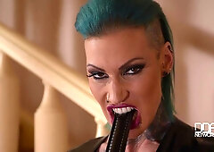 Hardcore Rotterdam - Tattooed Babe Crams Twat With Huge Dildo