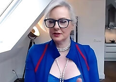 Mature housewife with big boobs takes a masturbation break