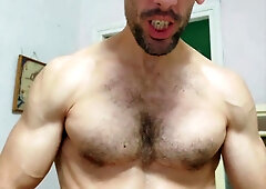 Stud showcases his face when he ejaculates