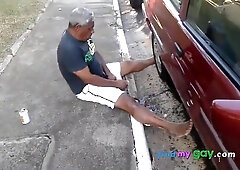 Pinguco mijando na calcada do bar 3