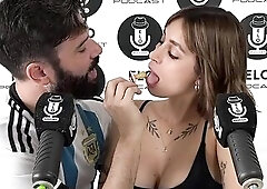 ASI LE GUSTA QUE LE CHUPEN LOS PEZONES A CAMI NAIR